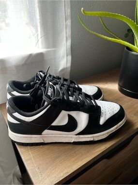Nike women’s Black and White Low-Top Sneakers